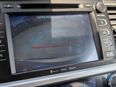 Used 2018 Toyota Highlander SE FWD image 24