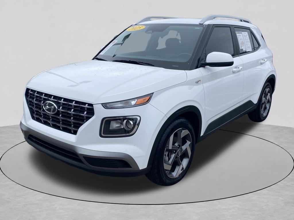 Used 2025 Hyundai Venue SEL FWD image 2