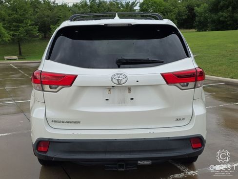 Used 2019 Toyota Highlander XLE FWD image 4