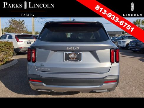 Used 2024 Kia Sorento S w/ Panoramic Sunroof Package image 5