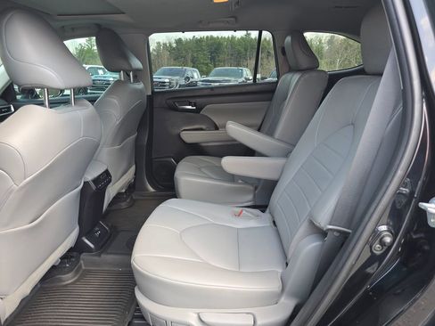 Used 2021 Toyota Highlander XLE image 10