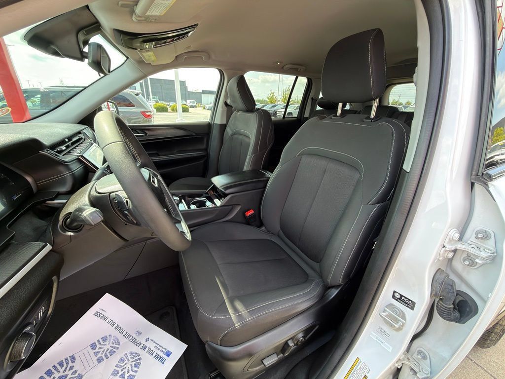Used 2023 Jeep Grand Cherokee Laredo AWD/4WD image 12