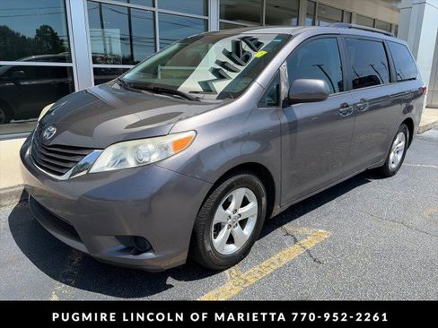 Used 2017 Toyota Sienna LE FWD image 2