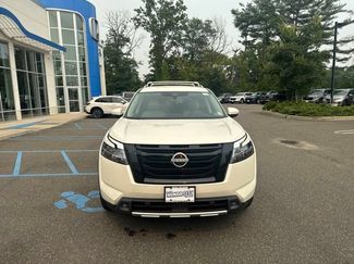 Used 2023 Nissan Pathfinder SL w/ Black Appearance Package AWD/4WD video 3