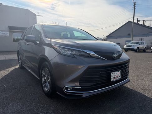 Used 2023 Toyota Sienna XLE image 3