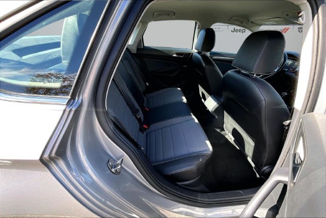 Used 2025 Volkswagen Jetta SE FWD image 25