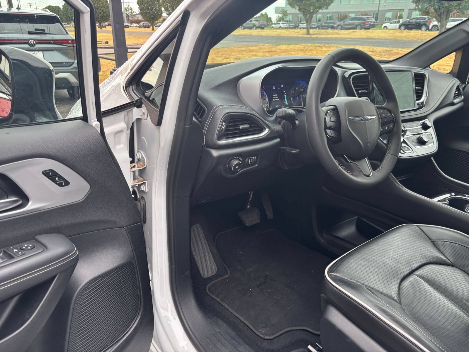 Used 2025 Chrysler Pacifica Limited FWD image 39