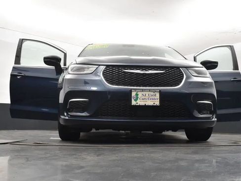 Used 2025 Chrysler Pacifica Select FWD image 11
