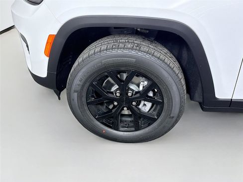 New 2025 Jeep Grand Cherokee Altitude image 24