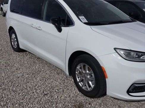 Used 2024 Chrysler Pacifica Touring-L image 3