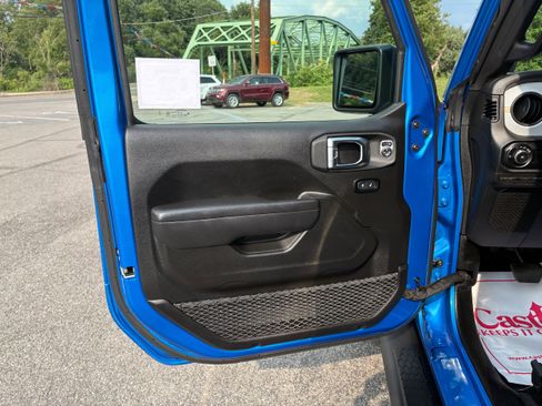 Used 2025 Jeep Wrangler Sport AWD/4WD image 15