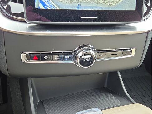 New 2026 Volvo XC90 B6 Plus w/ Protection Package Premier image 30