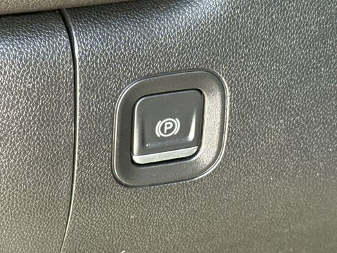 Used 2021 Chevrolet Silverado 1500 Custom Trail Boss AWD/4WD image 23