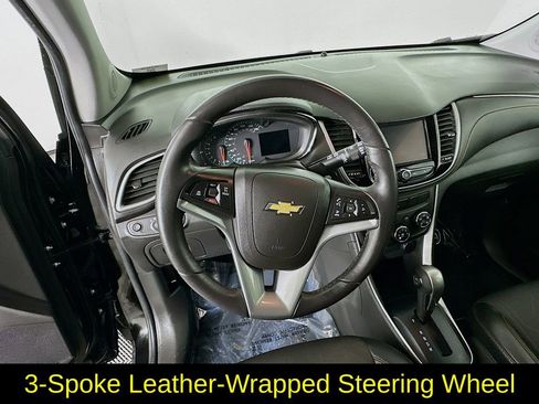 Used 2022 Chevrolet Trax LT w/ LT Convenience Package image 16