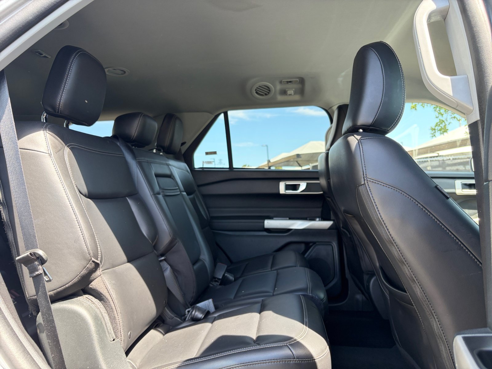 Used 2022 Ford Explorer XLT w/ Equipment Group 202A AWD/4WD image 31
