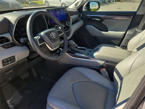 Used 2023 Toyota Highlander Platinum image 11
