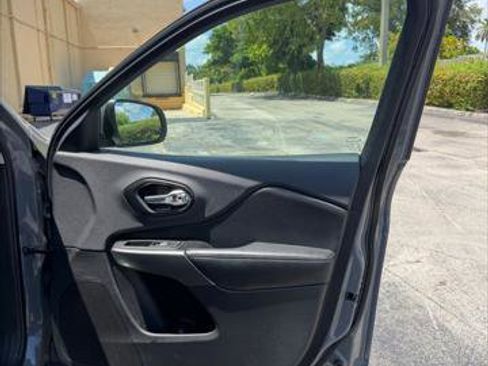 Used 2019 Jeep Cherokee Limited AWD/4WD image 12