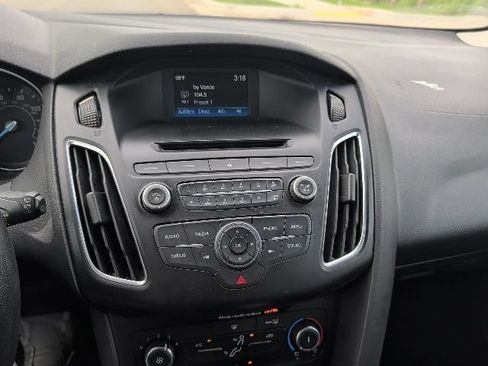 Used 2015 Ford Focus SE w/ Equipment Group 201A FWD image 18