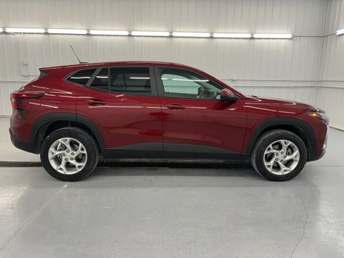 Used 2024 Chevrolet Trax LS w/ LS Convenience Package FWD image 2