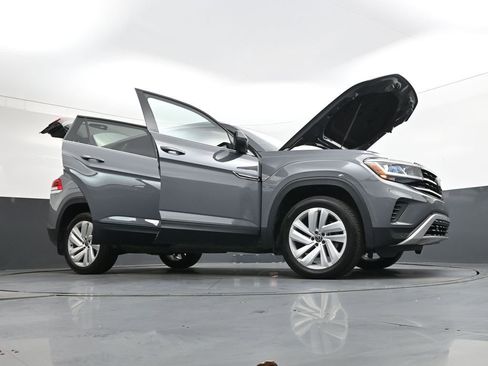 Used 2022 Volkswagen Atlas Cross Sport SE w/ Panoramic Sunroof Package image 48