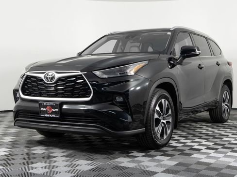 Used 2022 Toyota Highlander XLE image 2