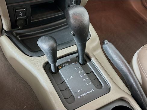 Used 2004 Jeep Grand Cherokee Limited w/ Cold Weather Group AWD/4WD image 21