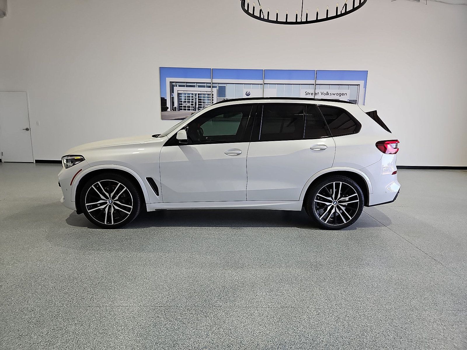 Used 2022 BMW X5 xDrive40i w/ M Sport Package AWD/4WD image 5