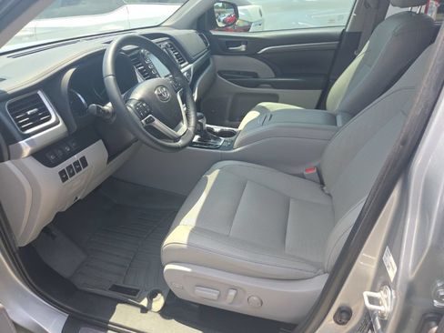 Used 2019 Toyota Highlander Limited Platinum FWD image 3