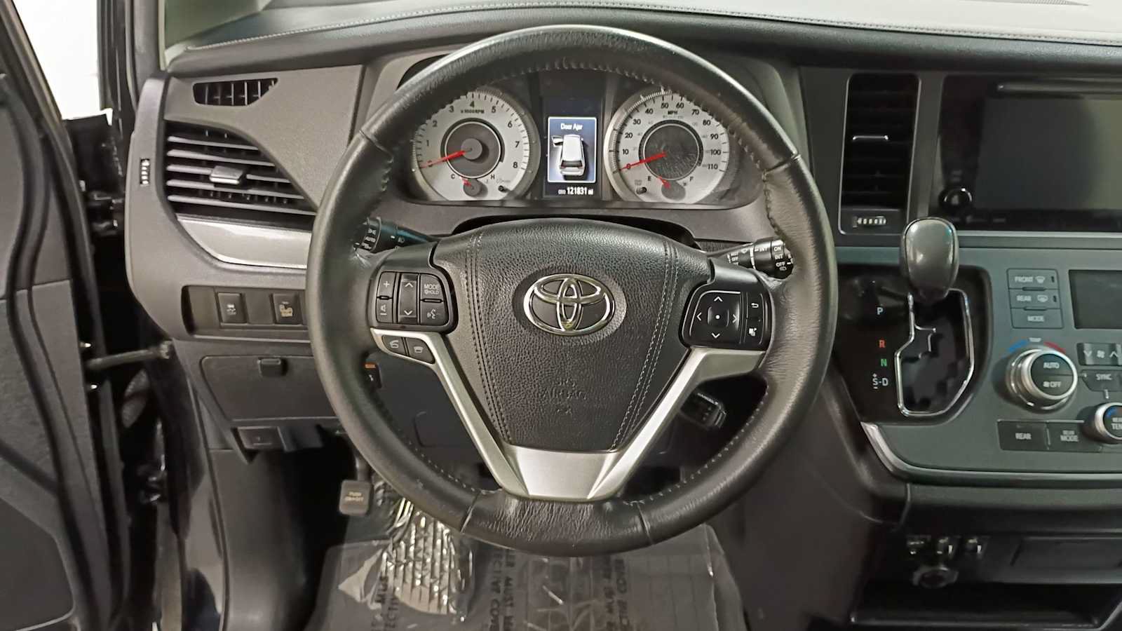 Certified 2017 Toyota Sienna SE w/ SE Preferred Package FWD image 16