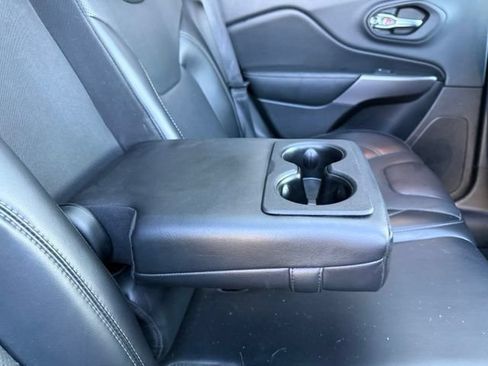 Used 2019 Jeep Cherokee Limited FWD image 16