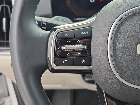 Certified 2025 Kia Sorento S image 32