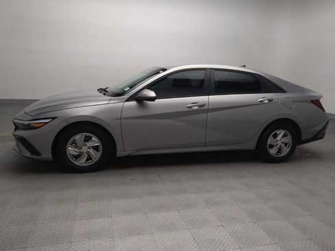 Used 2025 Hyundai Elantra SE FWD image 2