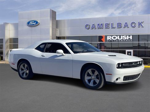 Used 2019 Dodge Challenger SXT image 7