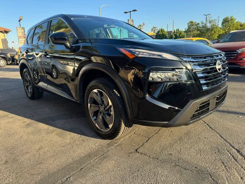 Used 2025 Nissan Rogue SV FWD image 3
