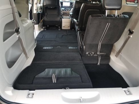 Certified 2024 Chrysler Pacifica Touring-L image 24