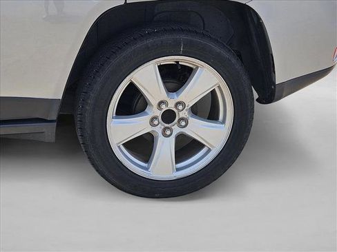 Used 2015 Jeep Compass High Altitude FWD image 13
