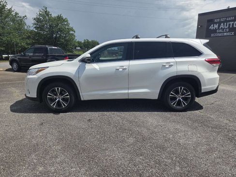 Used 2017 Toyota Highlander LE FWD image 1