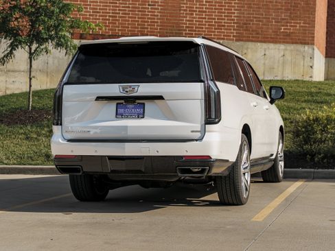 Used 2025 Cadillac Escalade ESV Sport Platinum w/ LPO, Floor Liner Package AWD/4WD image 4