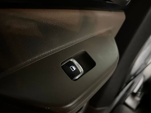 Used 2025 Kia Carnival FWD image 17