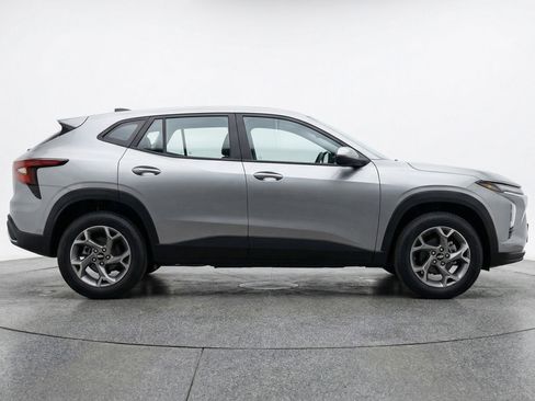 Used 2025 Chevrolet Trax LT image 11