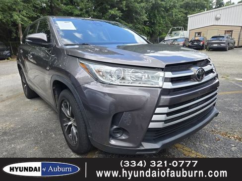 Used 2019 Toyota Highlander LE FWD image 1