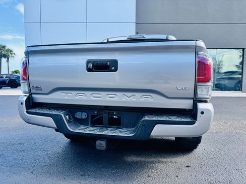 Used 2020 Toyota Tacoma TRD Sport w/ TRD Premium Sport Package AWD/4WD image 4
