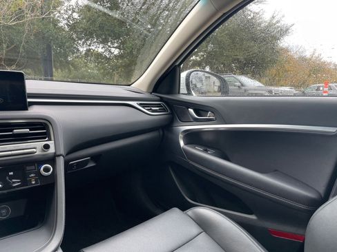 Used 2025 Genesis G70 2.5T image 35