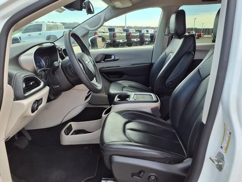 Used 2023 Chrysler Pacifica Touring-L FWD image 17