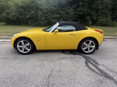 Used 2007 Pontiac Solstice Convertible w/ Premium Package RWD image 2