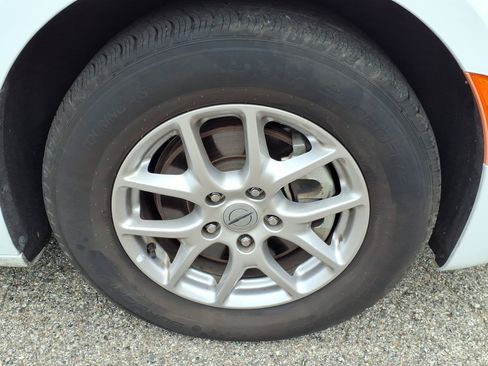 Used 2024 Chrysler Pacifica Touring-L FWD image 17
