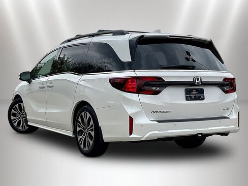 Used 2025 Honda Odyssey Elite image 4