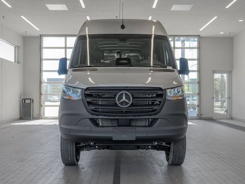 Used 2025 Mercedes-Benz Sprinter 2500 image 11