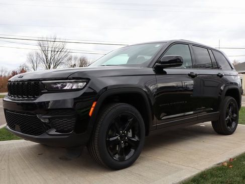 New 2025 Jeep Grand Cherokee Altitude image 6