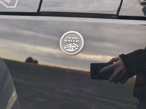 Used 2017 Jeep Wrangler Unlimited Sahara image 28